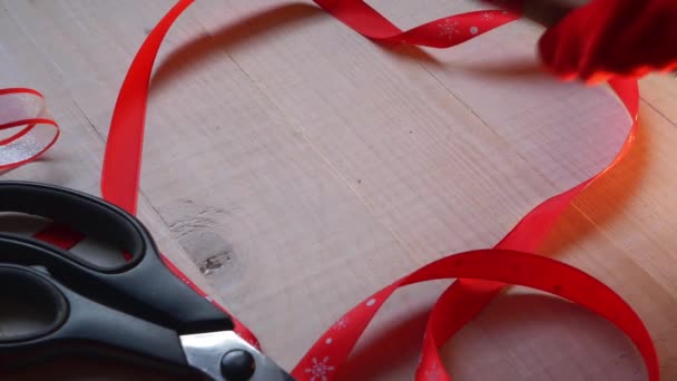 圣诞老人的地方用红弓包裹着圣诞礼物 — 图库视频影像