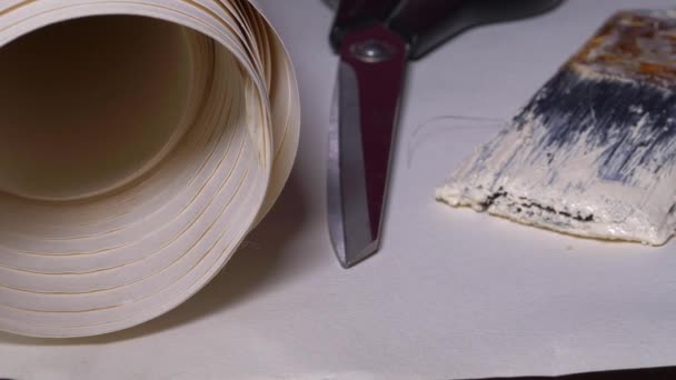 Brosse de papier peint et ciseaux pour le projet de décoration de la maison — Video