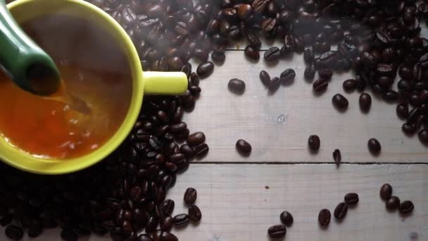 Servire caffè fumante con chicchi di caffè — Video Stock