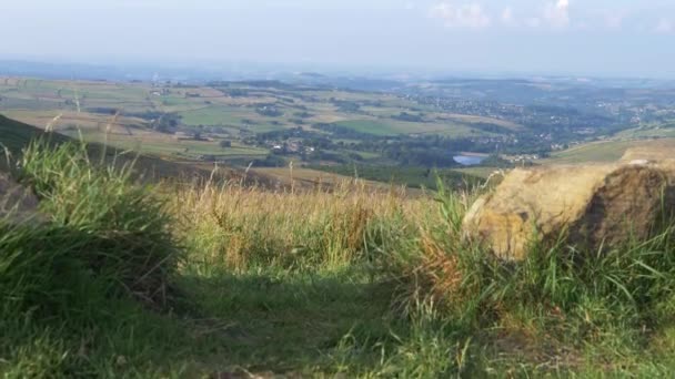 Peak District w Yorkshire. Ustalanie zasięgu strzału. — Wideo stockowe