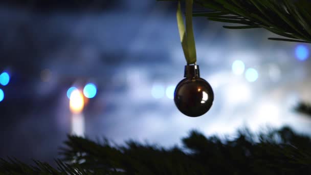 Vánoční cetka silueta proti bokeh okenní světla — Stock video