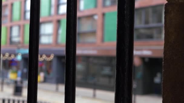 Città strada alta attraverso la vista dei bar cancello — Video Stock