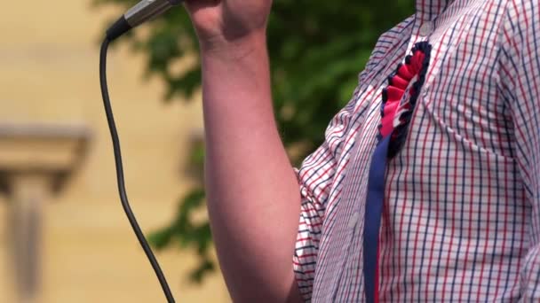 Politician wearing rosette making speech with microphone — Stock Video