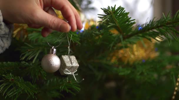 Decoración de la mano del árbol de Navidad con bauble — Vídeo de stock