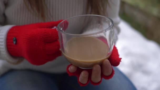 Dricka kaffe på vinterdagen med röda handskar — Stockvideo