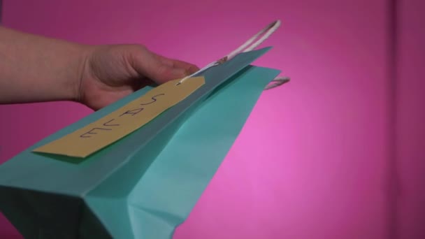 Shopper regardant le concept de sac cadeau de vente — Video