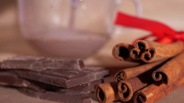 Chocolate e canela com fundo de chocolate quente derramando — Vídeo de Stock