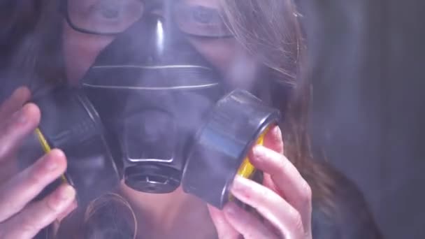 Donna che indossa maschera antigas in camera piena di fumo — Video Stock