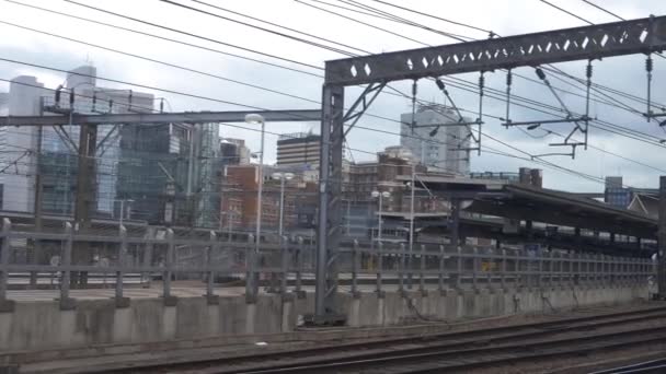 Viagem de trem para o destino da cidade por visão da janela ferroviária — Vídeo de Stock