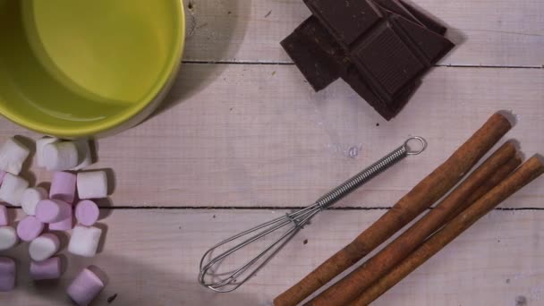 Ingredienser för att göra en varm chokladdryck — Stockvideo