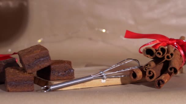 Einen Becher heiße Schokolade mit Brownies genießen — Stockvideo