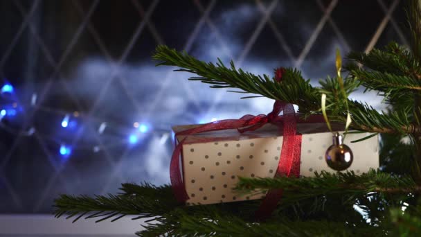 Regalo de Navidad con fondo de luces bokeh — Vídeo de stock