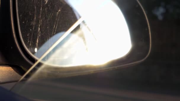 Światło słoneczne uderza w lusterko wsteczne podczas jazdy — Wideo stockowe