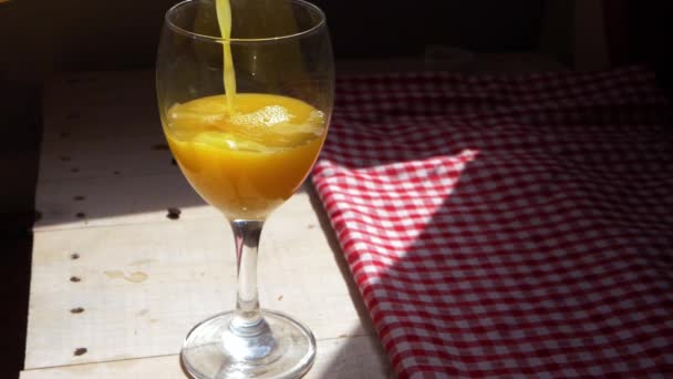 Despejando suco de laranja fresco beber em um copo — Vídeo de Stock