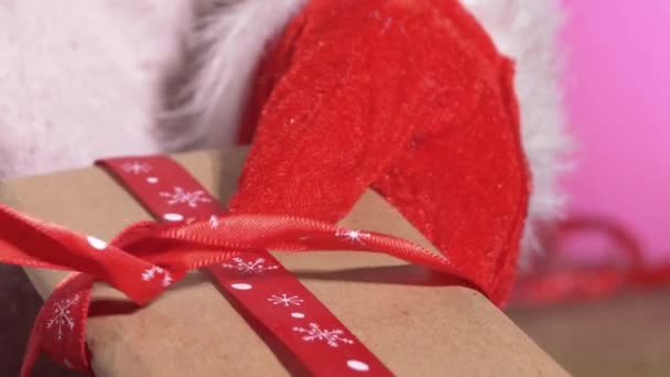 Kerstcadeau gebonden met lint verrassing — Stockvideo