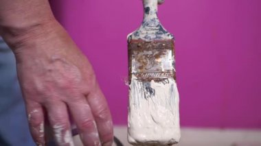 Evi boya ve fırçayla süslemek.