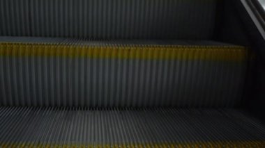 Tren istasyonunda yürüyen merdiven.