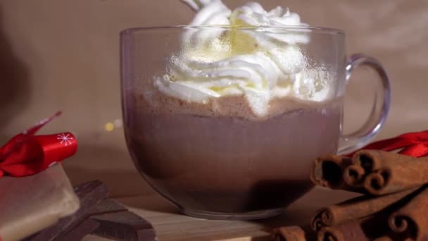 Decoración taza de chocolate caliente con crema batida — Vídeo de stock