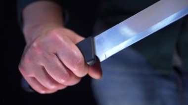 Keskin bir bıçak tutan vahşi suçlu elleri.