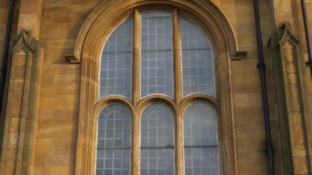 Ventanas arqueadas de la antigua iglesia inglesa — Vídeos de Stock