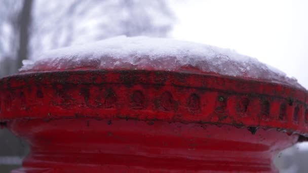 Rode brievenbus in Groot-Brittannië bedekt met sneeuw — Stockvideo