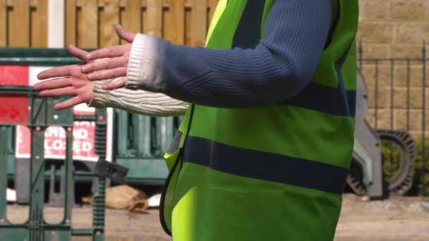 Travailleur de la construction routière sur place aux travaux routiers donnant des instructions — Video