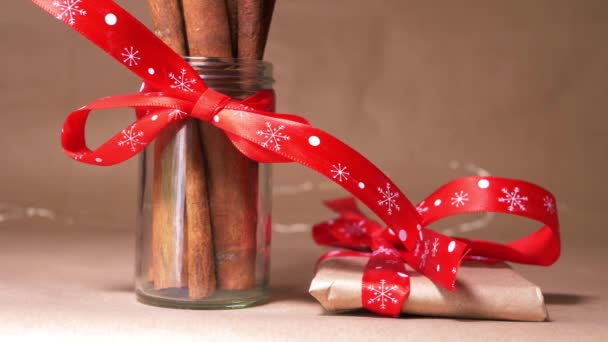 クリスマスの贈り物とシナモン — ストック動画