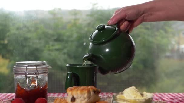 Derramando chá de panela de chá com scones e geléia — Vídeo de Stock