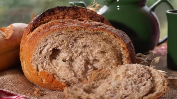 Pane integrale sul tavolo della cucina — Video Stock