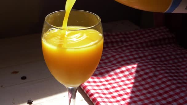 Налить свежий апельсиновый сок в стакан — стоковое видео