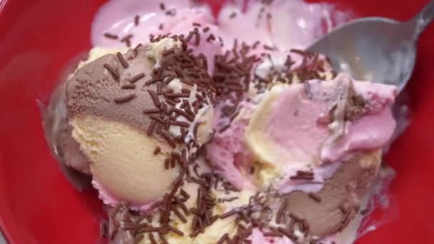 Serving of Ice cream with chocolate sprinkles — Stock Video