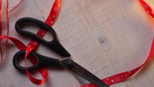 Christmas ribbon with scissors for gift wrapping — Stock Video