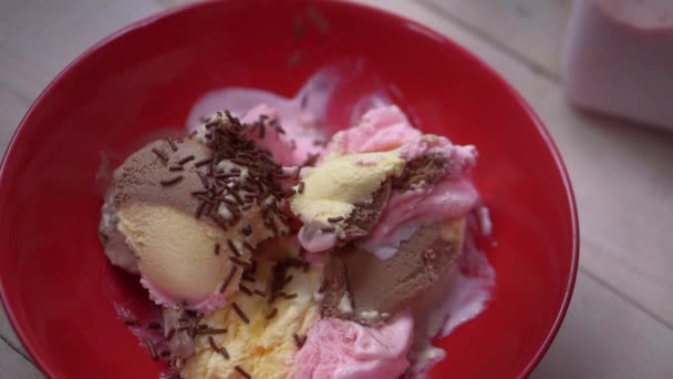 Taburan coklat topping di es krim — Stok Video