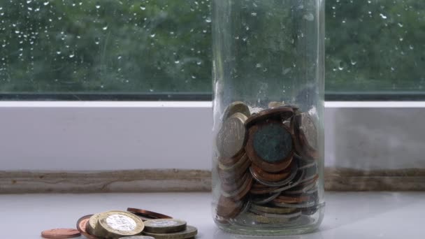 Bargeld im Glas für einen Regentag sparen — Stockvideo