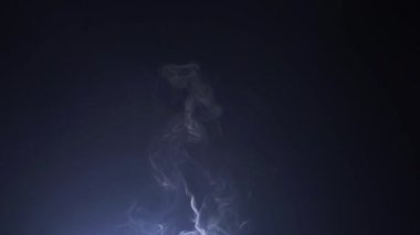 Koyu arkaplanda duman bulutları