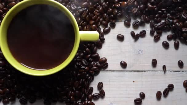 Servizio di caffè fresco fumante con chicchi di caffè — Video Stock