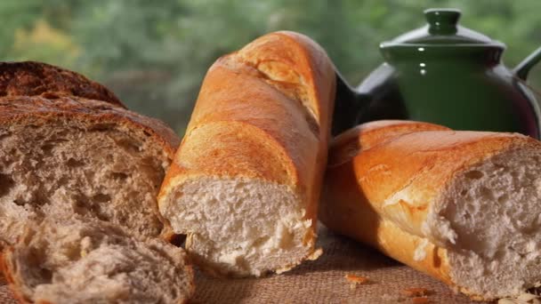 Selezione del pane sul tavolo della cucina — Video Stock