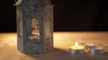 Çay ışıklarıyla sallanan eski fener.