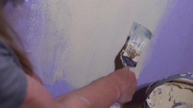 Boya fırçasıyla duvar boyamak 