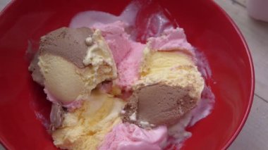 Dondurma, çikolata ve vanilyalı Napolitan