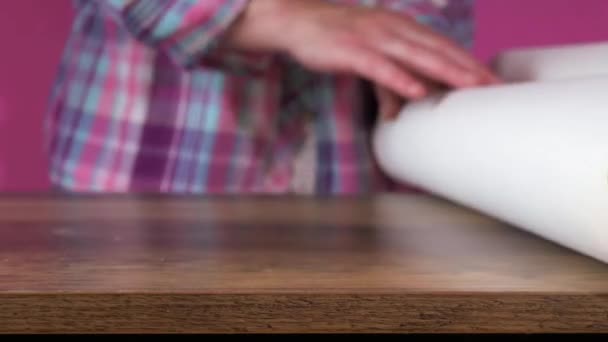 Раскатывание настенной бумаги на стол — стоковое видео