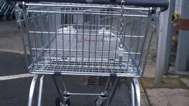 Leerer Einkaufswagen vor Supermarkt — Stockvideo