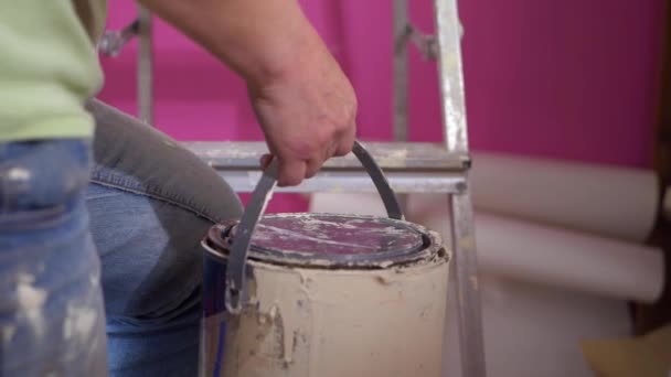 Décorer la maison avec de la peinture étain à la main — Video