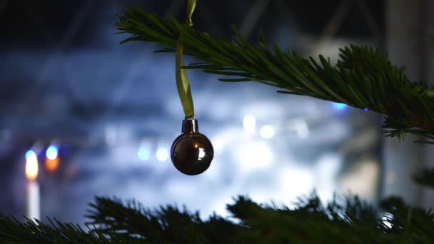 Silueta de adorno navideño contra luces de ventana bokeh — Vídeo de stock