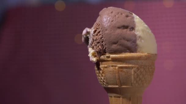 Jégkrém kúp forog a háttérben — Stock videók