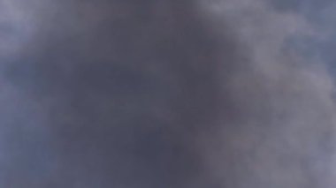 Kara bulutlar ve duman gökyüzünde toplanıyor.
