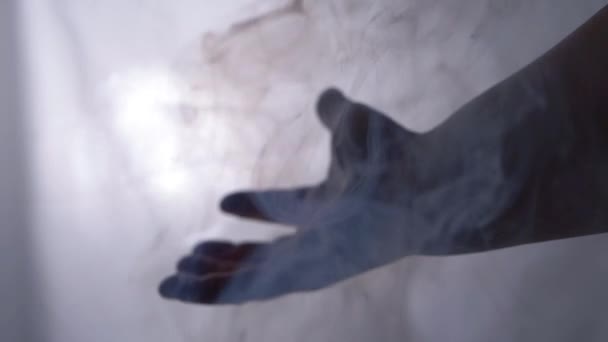 Спасатель протягивает руку в комнате, заполненной дымом — стоковое видео