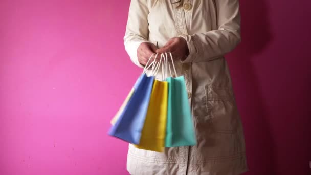 Femme heureuse tenant des sacs et des cadeaux colorés — Video