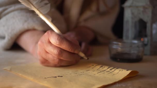 Psaní dopisu s péřovým brkem v historické scéně — Stock video