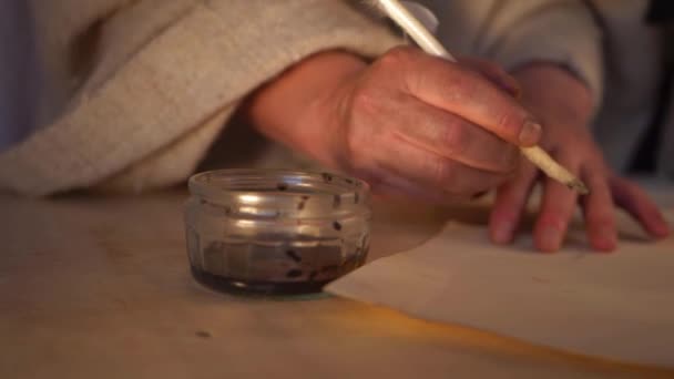 Sucias manos en escena histórica escribiendo sobre pergamino — Vídeo de stock